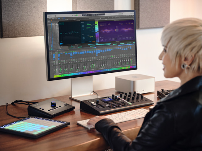 Producer using Flashback Capture in Logic Pro in a home studio
